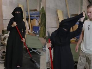 Chuyến du lịch của lợi phẩm - muslim người phụ nữ sweeping sàn được noticed qua sừng mỹ lính