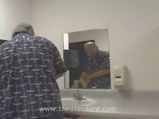 Real guarra mamada en lavabo