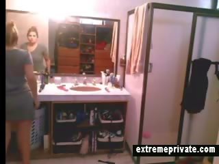 Mijn bewitching mam betrapt mijn spionnen camera in badkamer