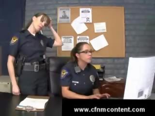 মহিলা cops