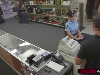 פלרטטנית משטרה קצין רוצה ל pawn שלה דברים קצוות למעלה ב ה משרד