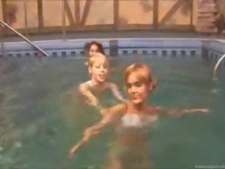 Tre spanjolle babes në the pishinë